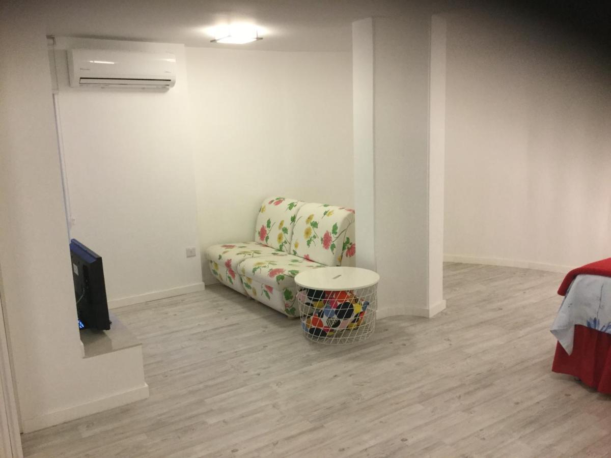 Red Cozy Stay Limassol Exterior foto