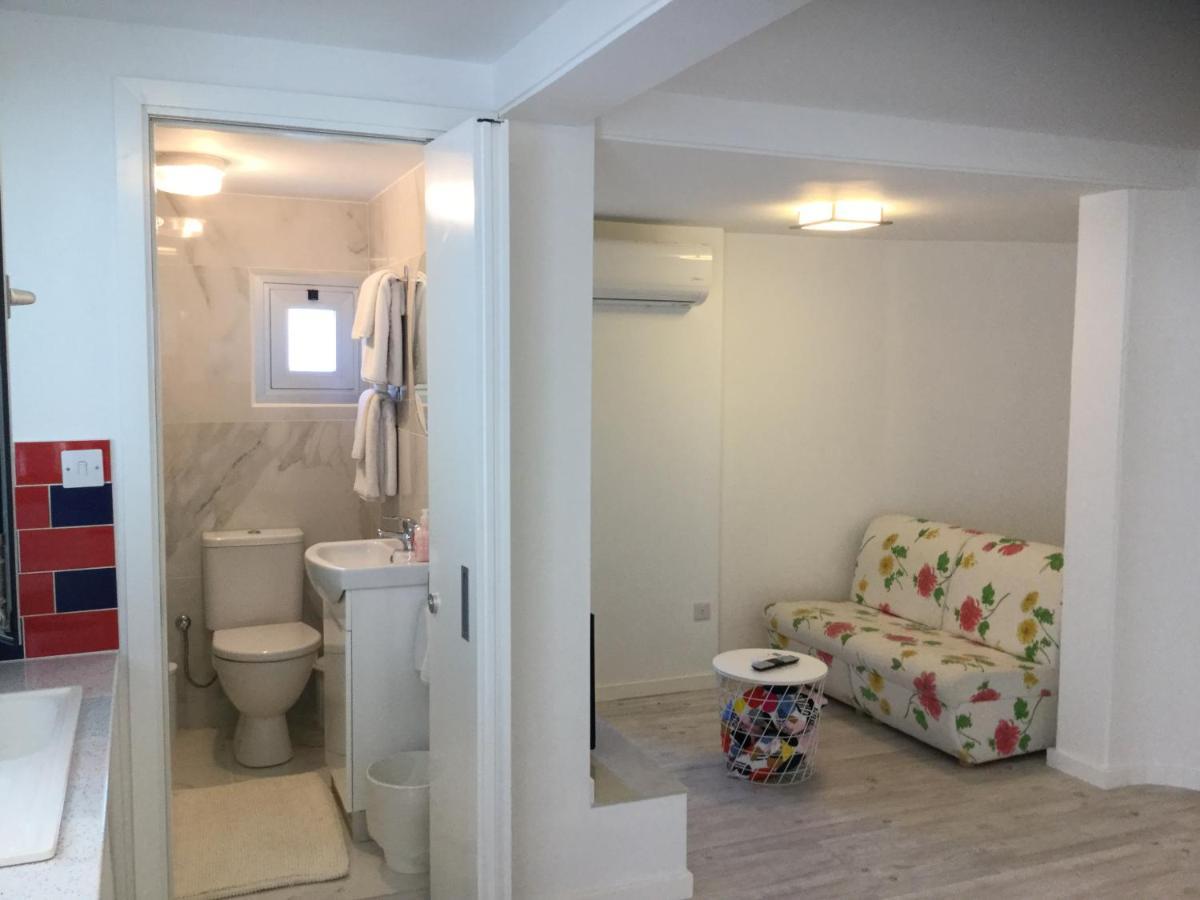 Red Cozy Stay Limassol Exterior foto